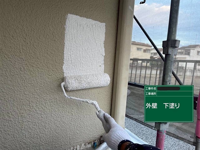 明石市　外壁の下塗りの様子